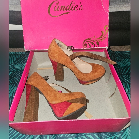 Candie's Platform Heel - Picture 2 of 6